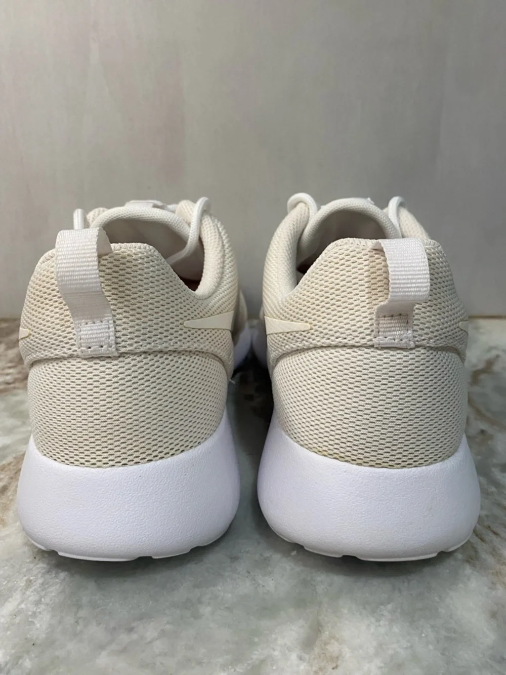 Nike Roshe One Triple White Womens Running Shoes 844994-100 Size 9.5 Like New